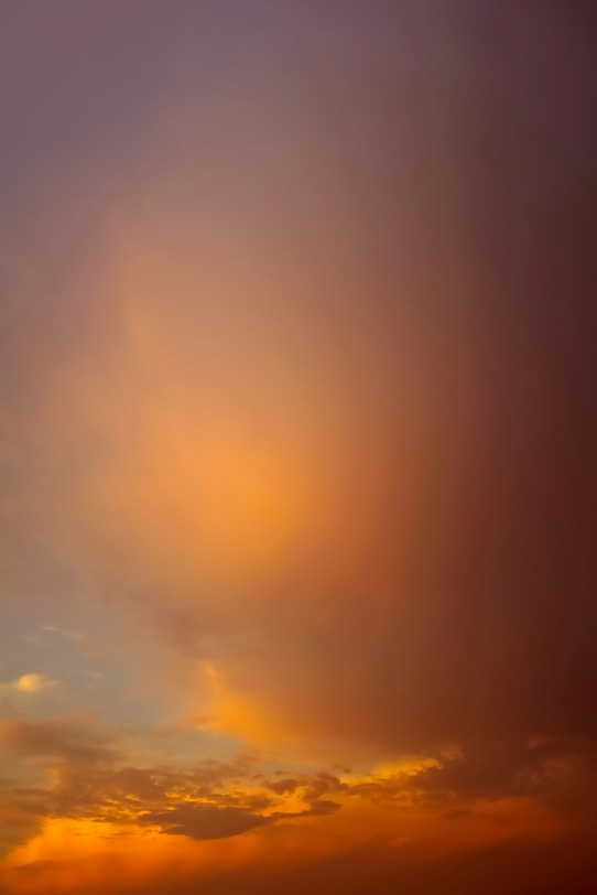 雲が照り映える夕焼けの写真画像