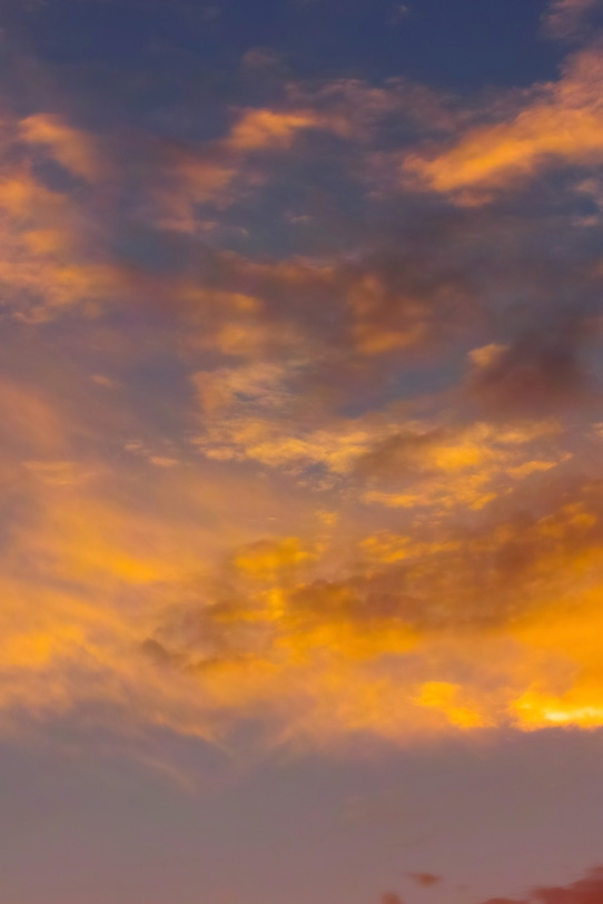 夕焼けの雲が美しく黄金色に輝くの写真画像