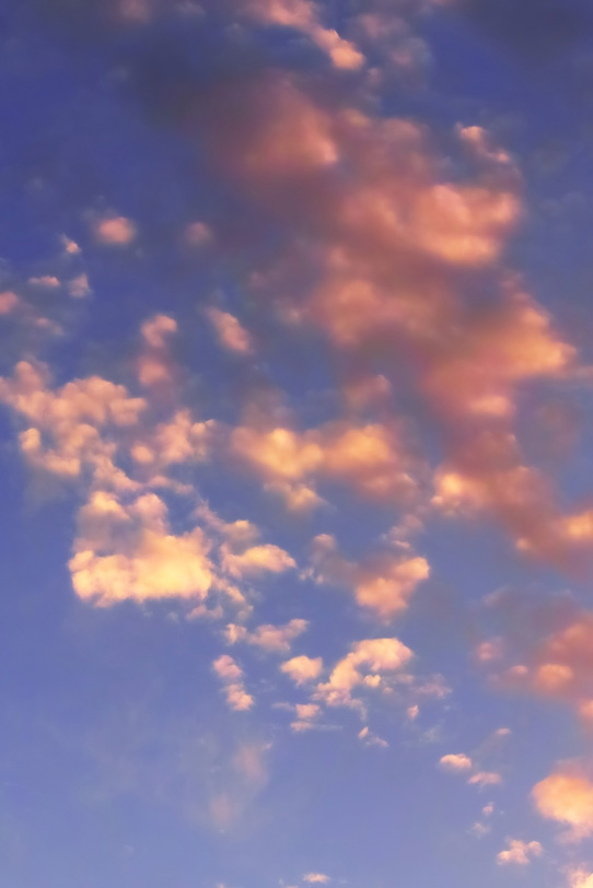 夕焼けの雲が薄茜色に染まるの写真画像