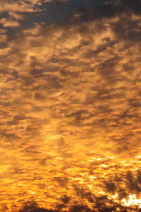夕焼けが空と雲を焦がすの写真画像