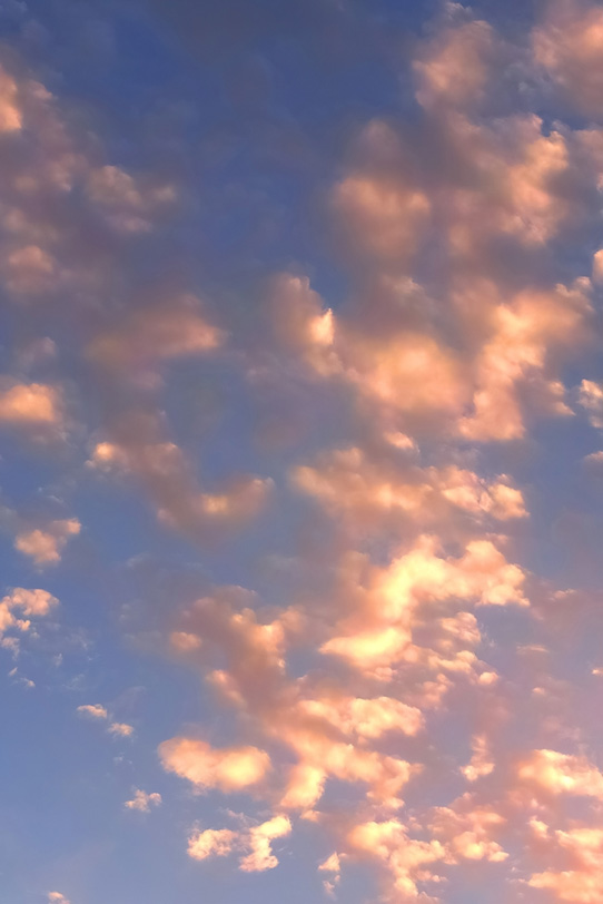 雲が煌めく長閑な夕焼けの写真画像