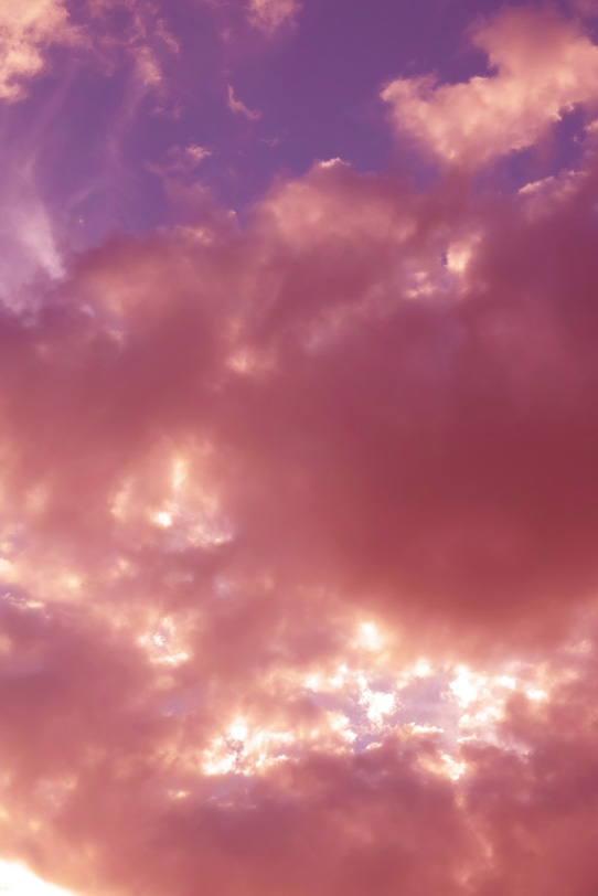 鮮やかな瑞雲に漏れる夕焼けの光の写真画像