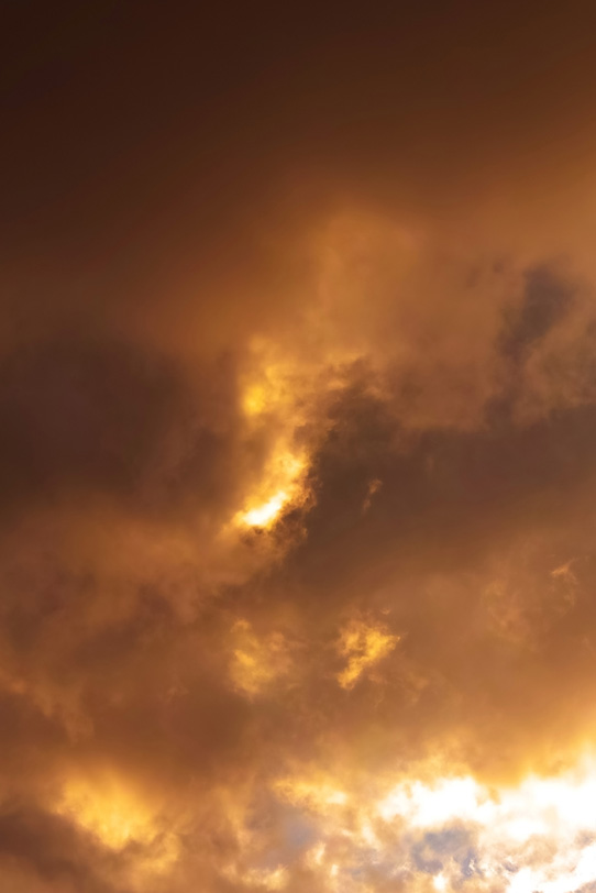 雲が滲む様に広がる夕焼け空の写真画像