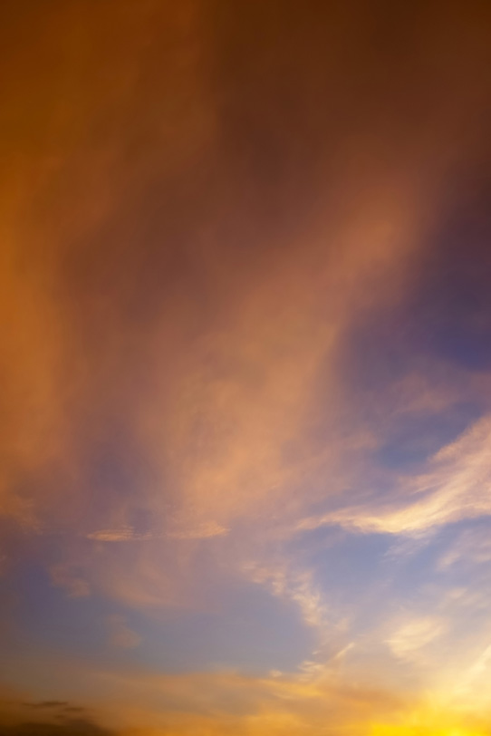 夕焼けの光が薄雲に反射するの写真画像