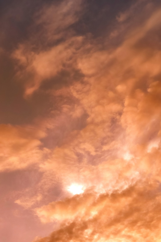 夕焼けが流れる雲を照らすの写真画像