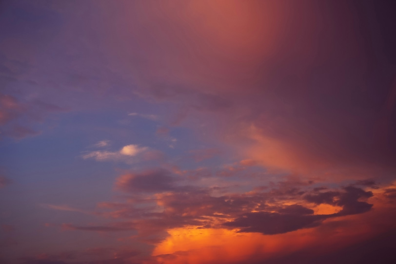 大きな茜雲が夕焼けに染まるの写真画像