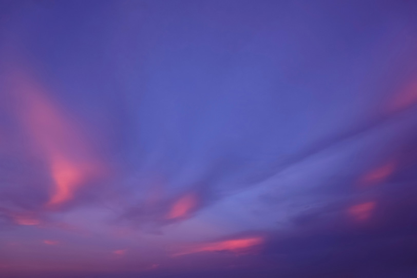 桃色の雲と桔梗色の夕焼け空の写真画像