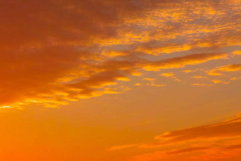 オレンジ色に染まる綺麗な夕焼けの写真画像
