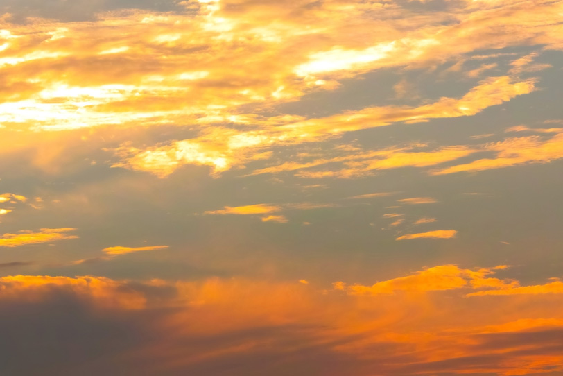 瑞雲が天高く輝く壮美な夕焼けの写真画像