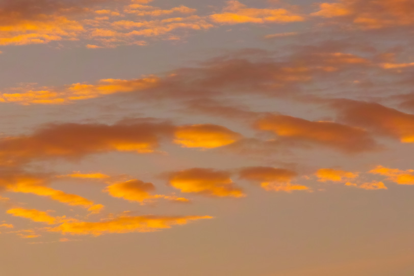 黄金雲が浮かぶ夕焼けの空の写真画像