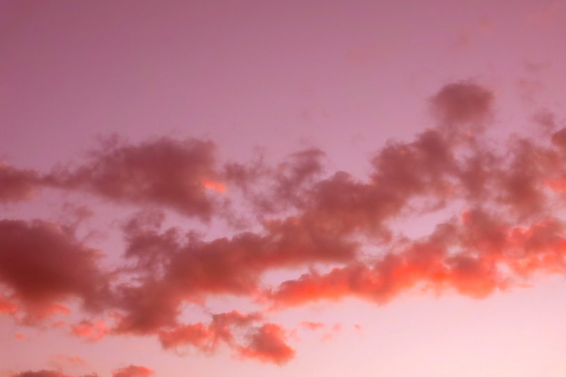茜雲が浮かぶ薄紅の夕焼けの写真画像