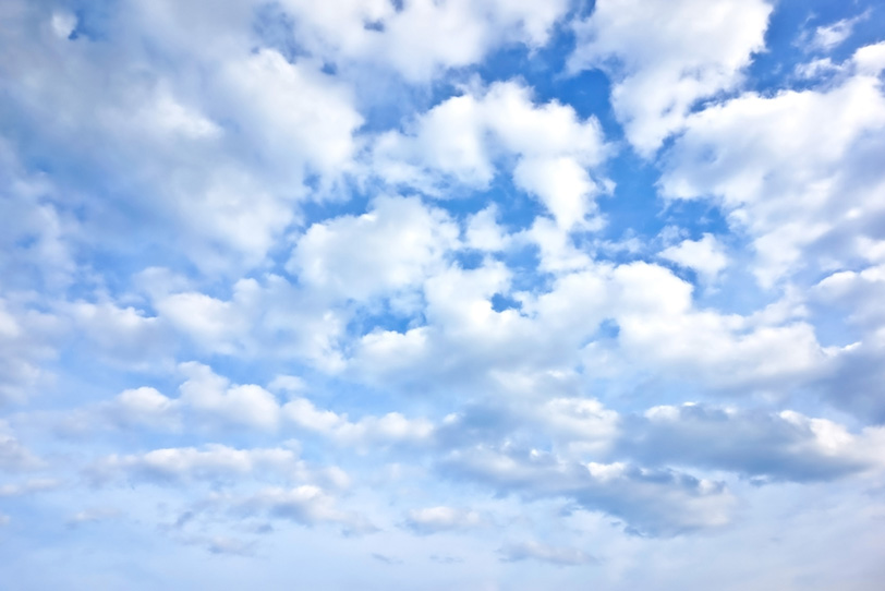 綿雲の群れが青空を覆うの写真画像