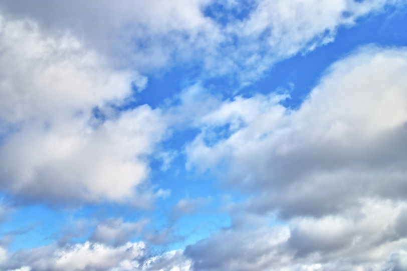 青空が見える叢雲の隙間の写真画像