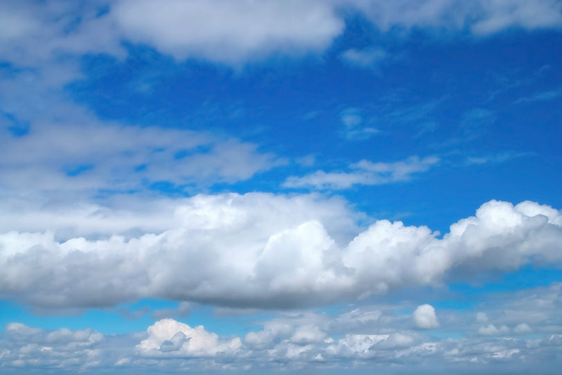 茫々たる積雲と青空の写真画像