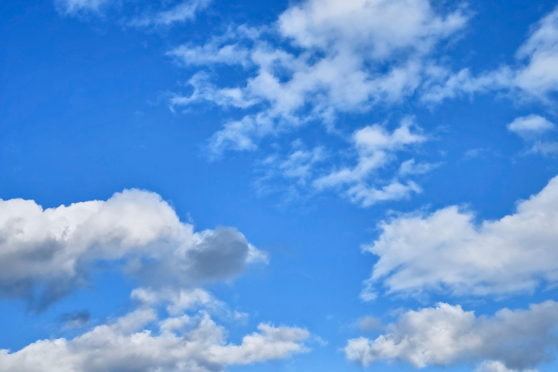 晴朗な青空に白雲が流れるの写真画像