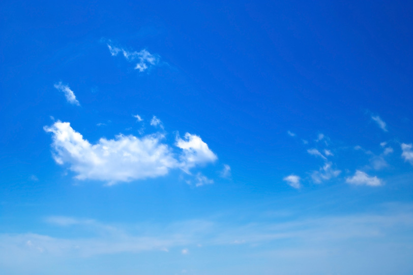 紺色の青空にちぎれ雲が漂う の画像 写真素材を無料ダウンロード 1 フリー素材 Beiz Images