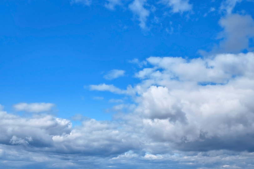 澄み切った青空の下の群雲の写真画像