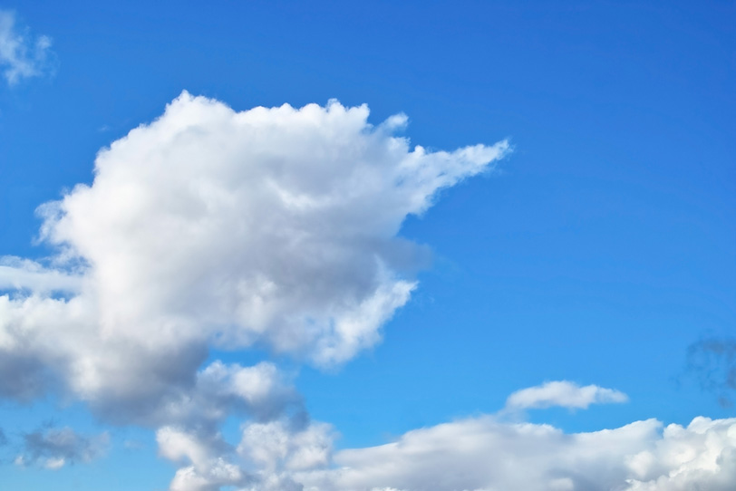 積雲が悠々と流れる青空の写真画像