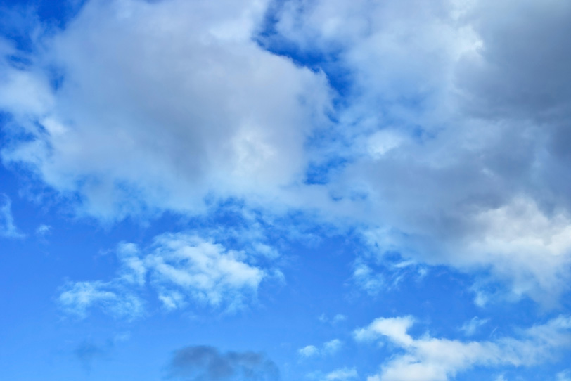 雲が滲む明澄の青空の写真画像