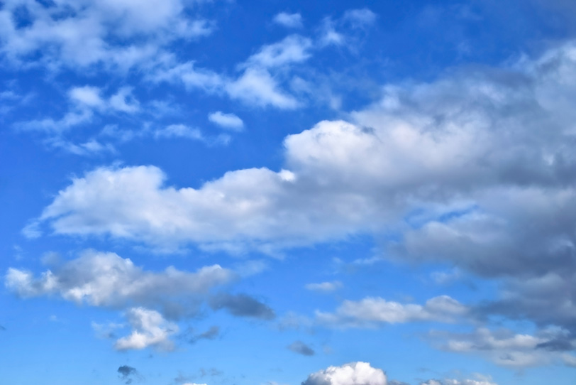 なびく雲と蒼茫たる青空の写真画像