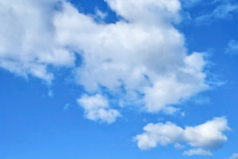 積雲が被さる清澄な青空の写真画像