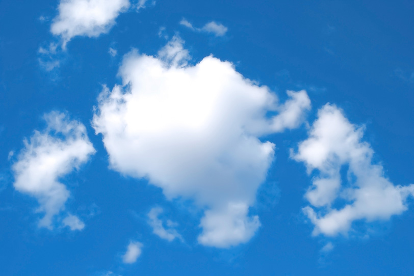 印象的な雲と深い青空の写真画像