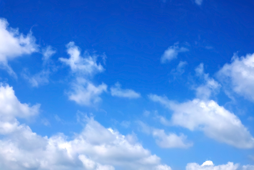 雲が踊る涼やかな青空の写真画像