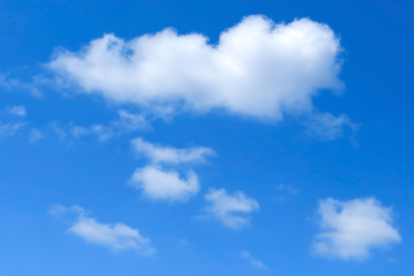 白い雲が青空にふわりと浮かぶの写真画像
