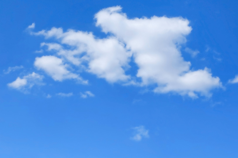 ベタ塗りの青空と白い綿雲の写真画像