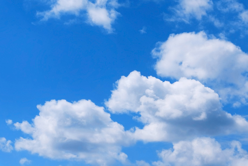大きな白雲と清明な青空の写真画像