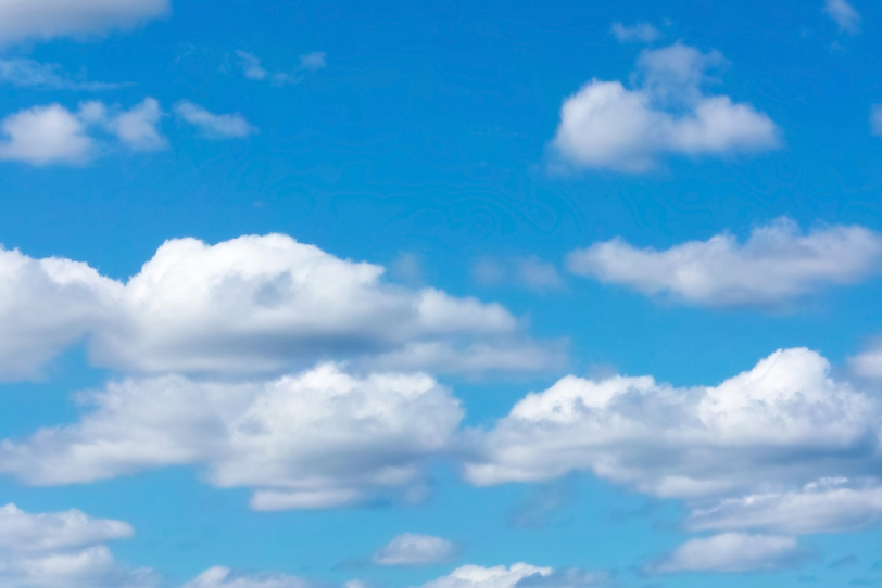 青空にのんびりとした雲が漂うの写真画像
