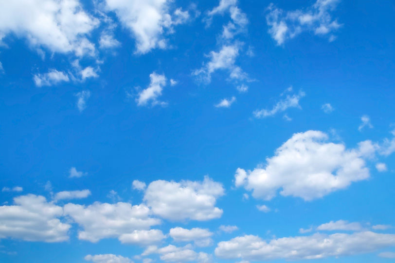 青空に浮遊する断雲と積雲の写真画像