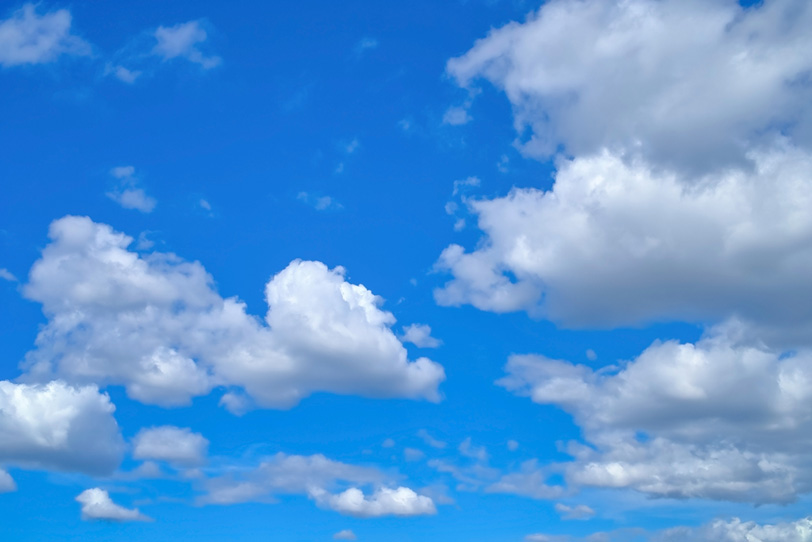 雄大な雲が青空に浮かび漂うの写真画像