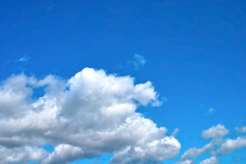 大きな積雲が流れる青空の写真画像