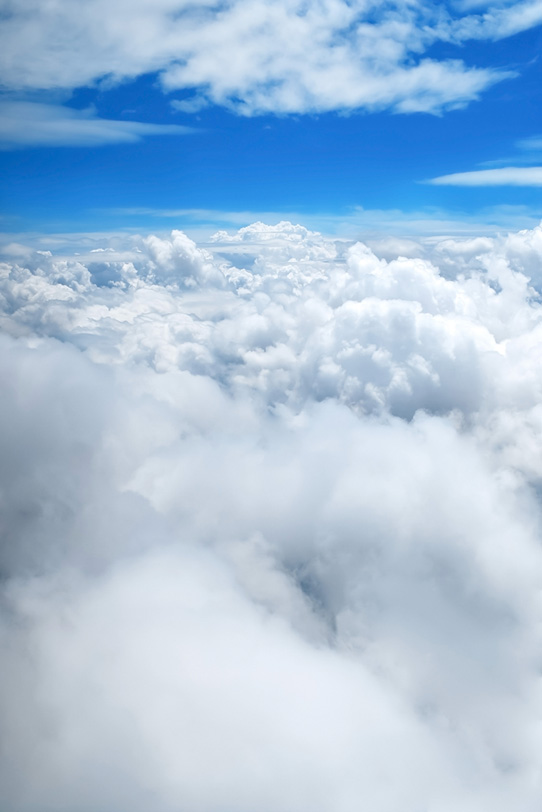 神々しい青空に壮麗な雲の写真画像