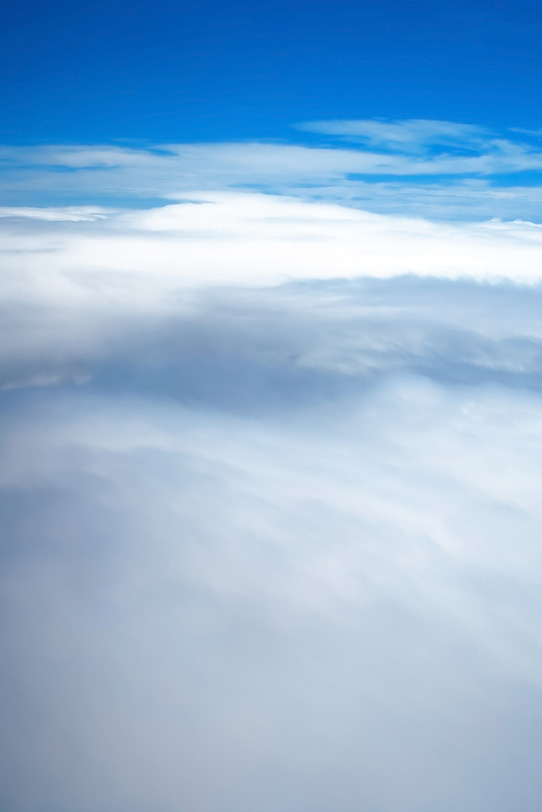 雪山の様な雲と上空の青空の写真画像