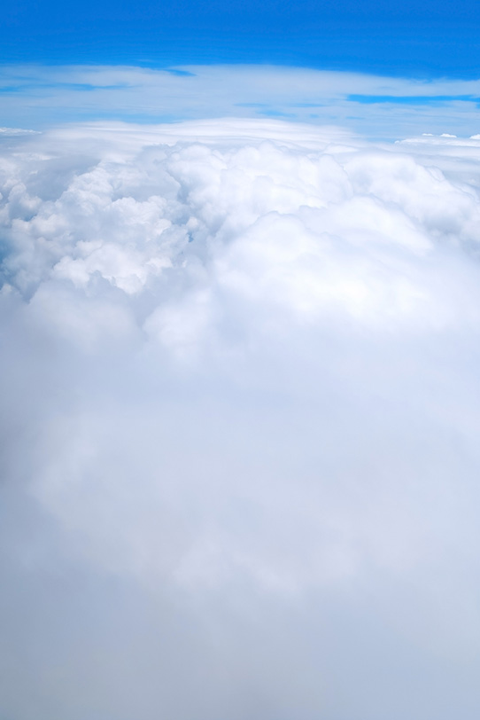 青空の別世界が雲の上に見えるの写真画像