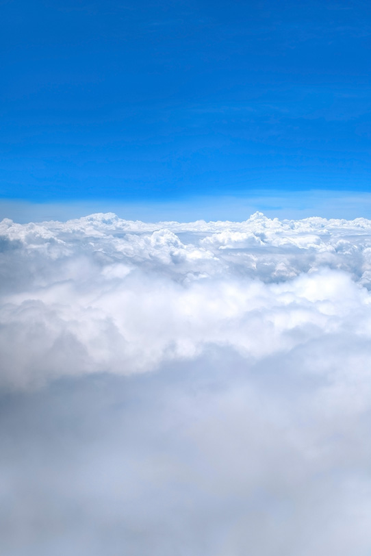 茫々たる雲と上空の澄み切った青空の写真画像