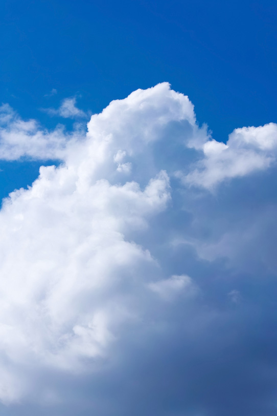 白い雲が聳え立つ青空の写真画像