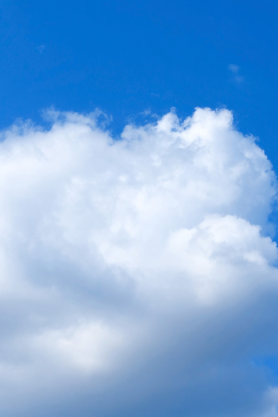 青空に巨きな雲が悠々と浮標するの写真画像