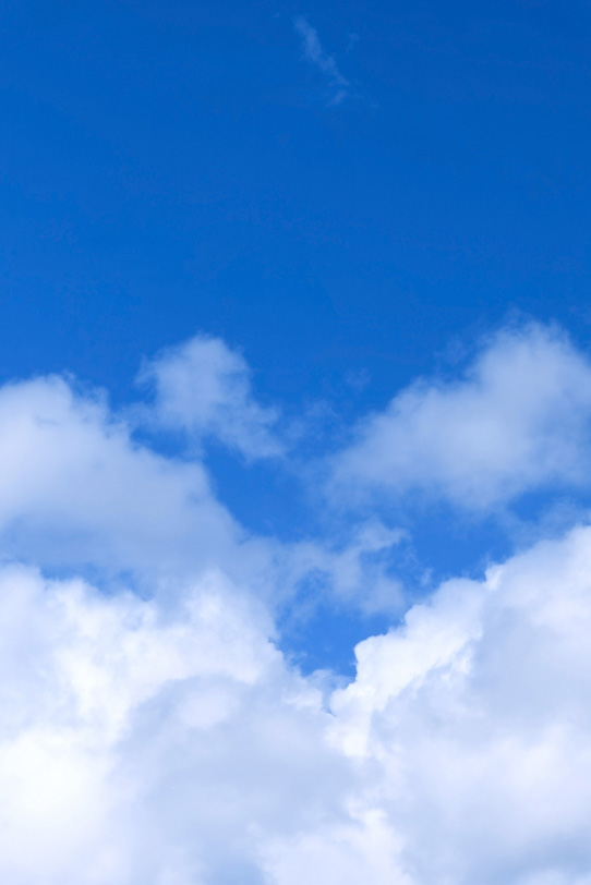 雲がにじむ濃青の青空の写真画像