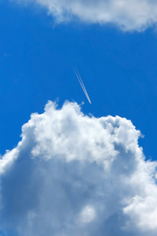 青空の飛行機雲と積乱雲の写真画像