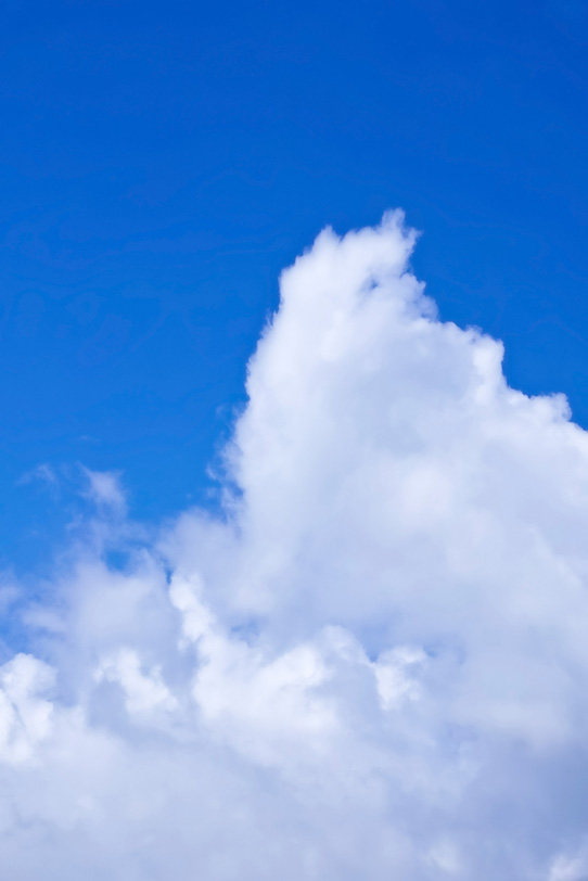 雲が沸き立つ紺碧の青空の写真画像