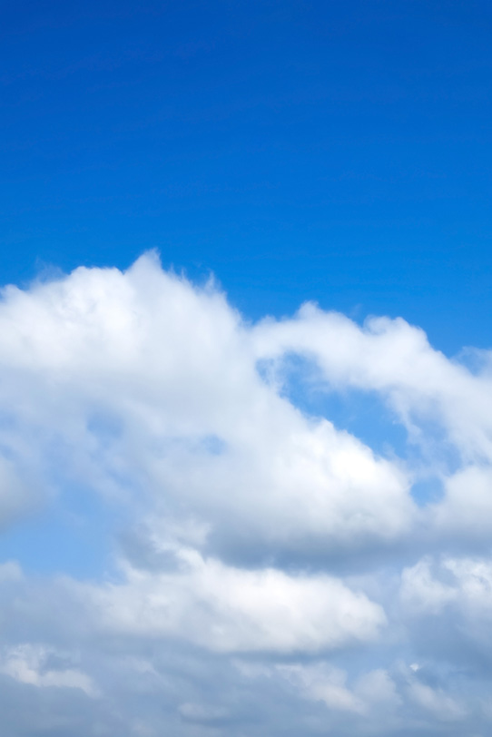 清らかな青空の下の群雲の写真画像