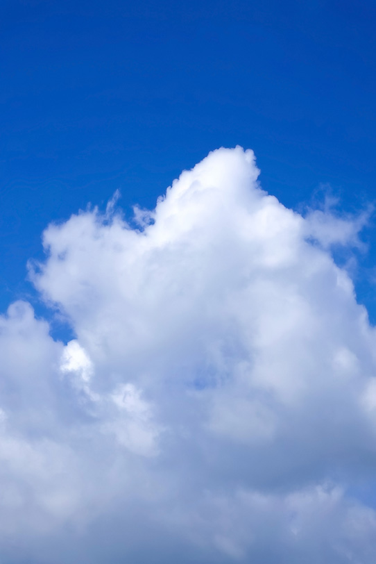 白く輝く雲が青空に向かうの写真画像