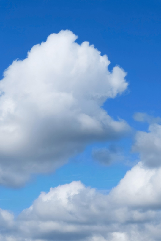 積雲が浮かぶ静穏な青空の写真画像