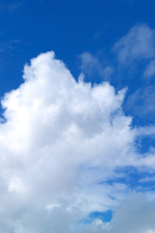 白雲が広がる瑠璃紺の青空の写真画像