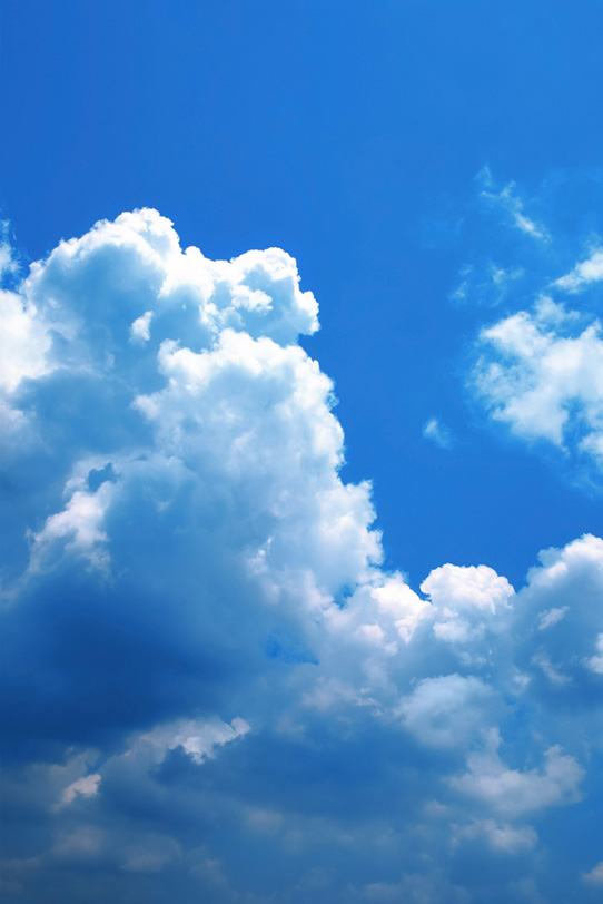 見上げる積乱雲の青空の写真画像