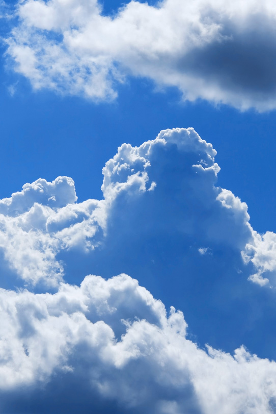 夏の山のような入道雲と青空の写真画像