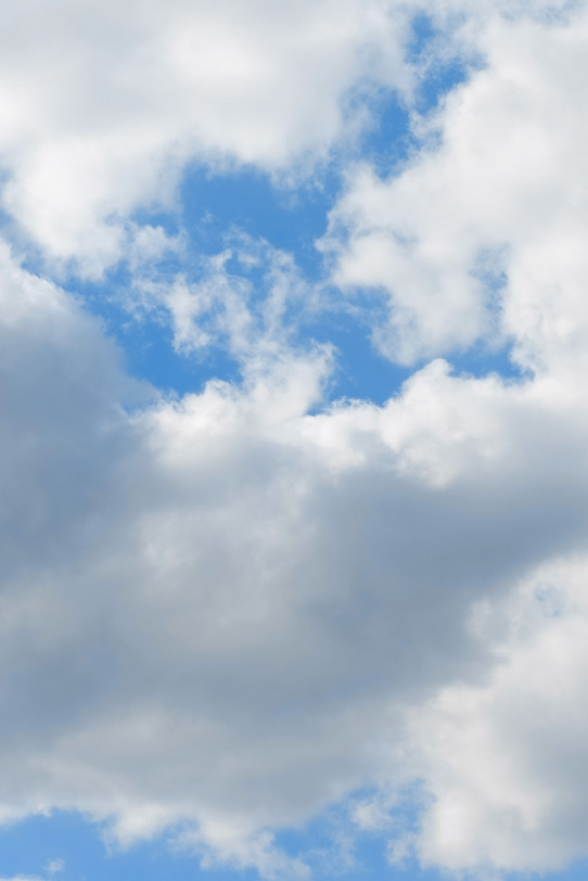 大きな雲が青空を覆うの写真画像